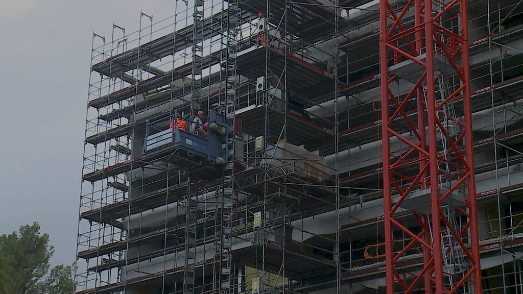 Auf einer der grössten Baustellen werden Balkone montiert