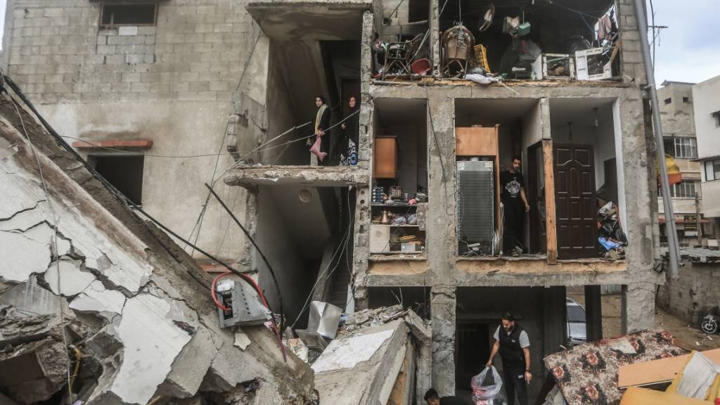 Palästinenser untersuchen die Trümmer zerstörter Gebäude nach einem israelischen Bombardement. Foto: Mohammed Talatene/dpa