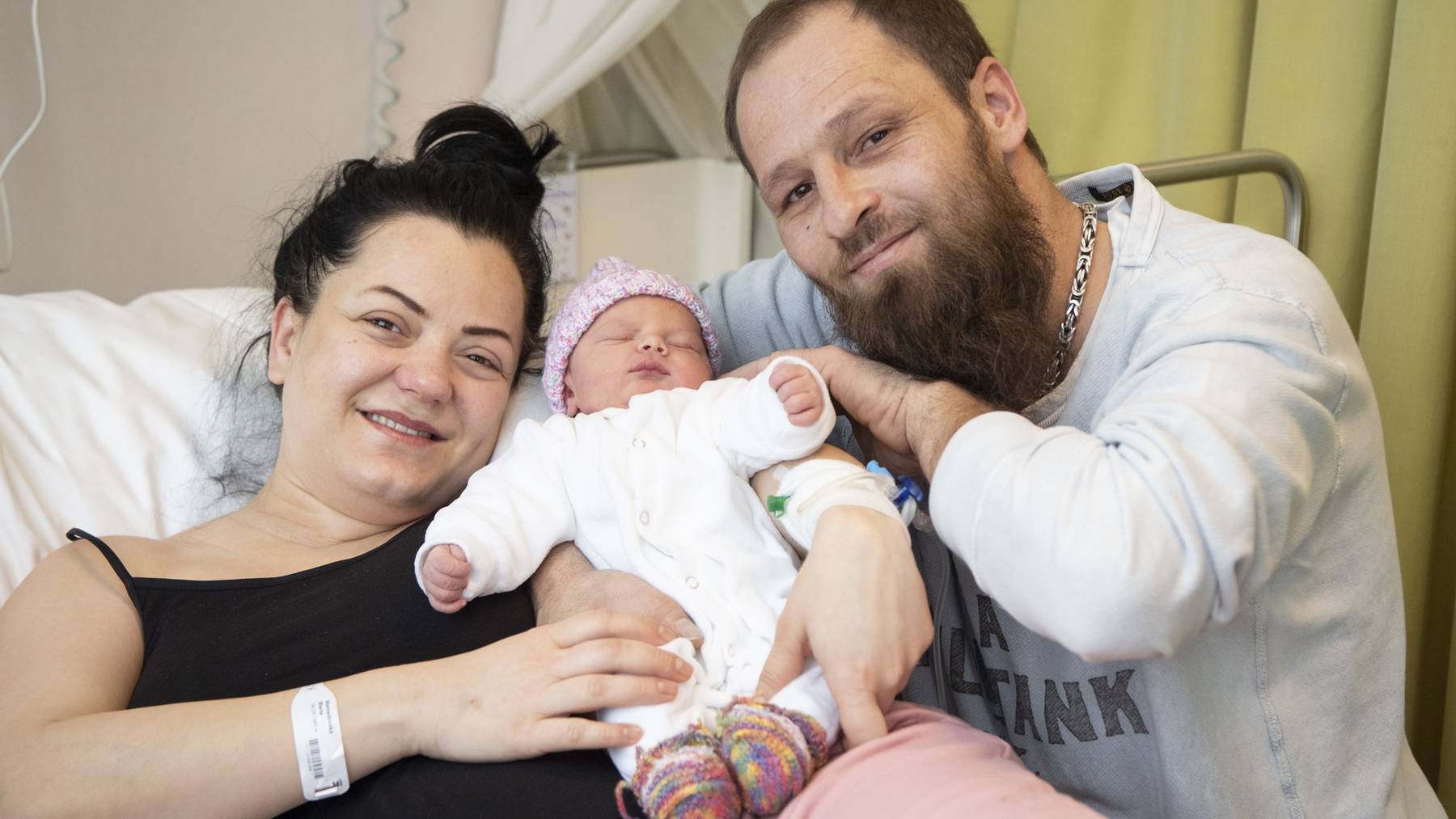 Zufriedenes Baby: Bera Memedovski mit Mami Blerta und Papi Lokman.