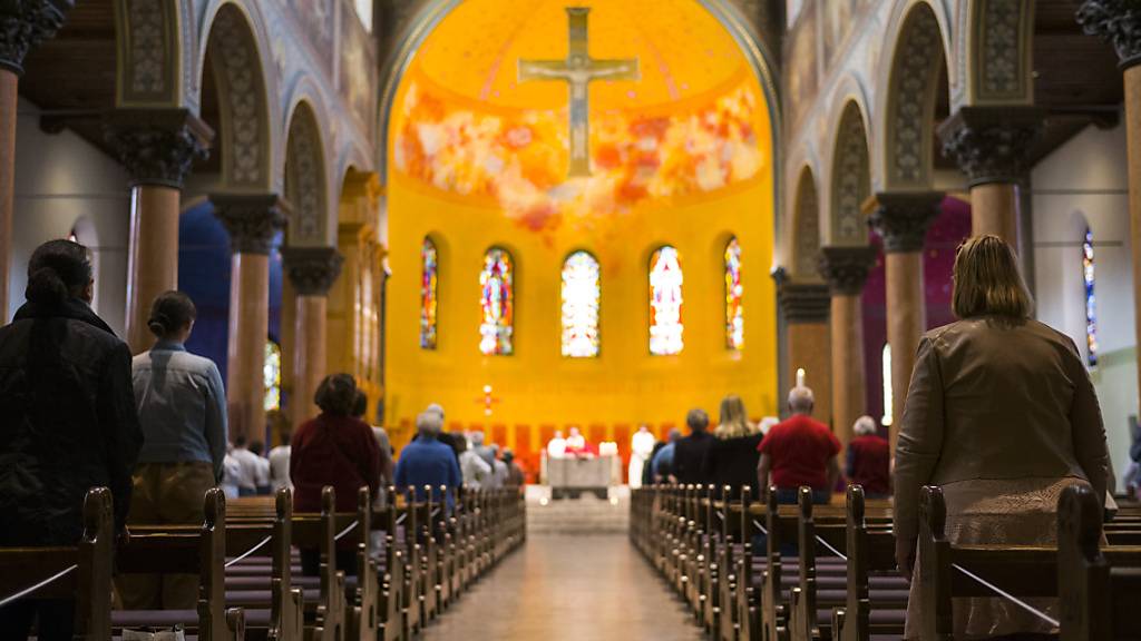 Der Bundesrat soll beim Papst zugunsten eines unabhängigen Schweizer Gerichts zur Behandlung von Missbrauchsfällen in der katholischen Kirche intervenieren. «Nur dann kriegen wir meines Erachtens eine Chance auf ein unabhängiges Gericht», so Pfarrer Nicolas Betticher. (Symbolbild)