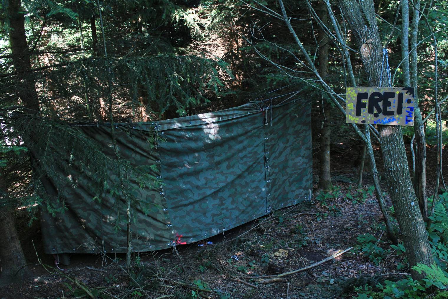 Etwas abenteuerlich: das Plumpsklo im Wald. (Bild: FM1Today/Laurien Gschwend)