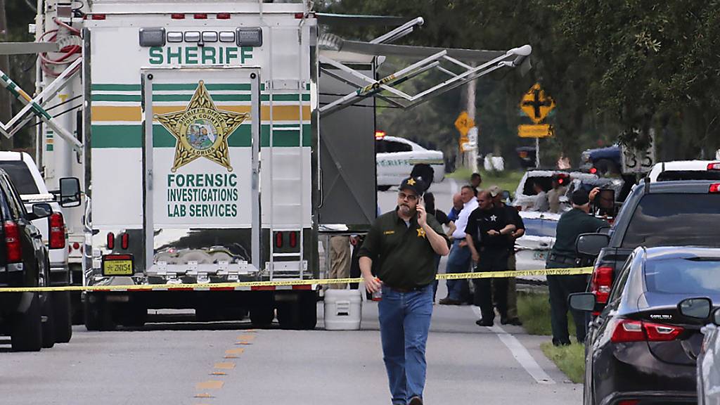Beamte des Sheriffs von Polk County (Florida) arbeiten am Tatort einer Schießerei mit mehreren Toten. Foto: Michael Wilson/The Lakeland Ledger via AP/dpa