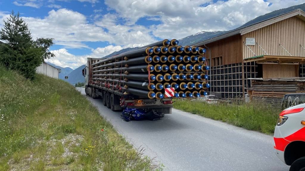 Der Motorradfahrer wurde von der Ladung des Sattelschleppers erfasst und mitgeschleift. Er wurde schliesslich verletzt ins Spital gebracht.