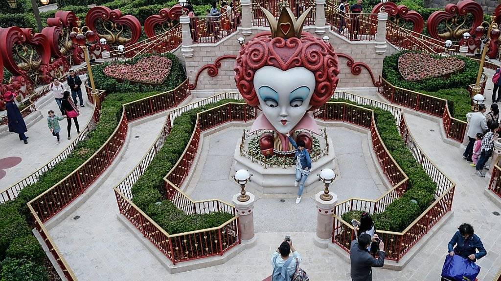 Chinesische Touristen im Disney-Park in Shanghai. Am Donnerstag eröffnet Disney dort das grösste Disney-Märchenschloss weltweit.