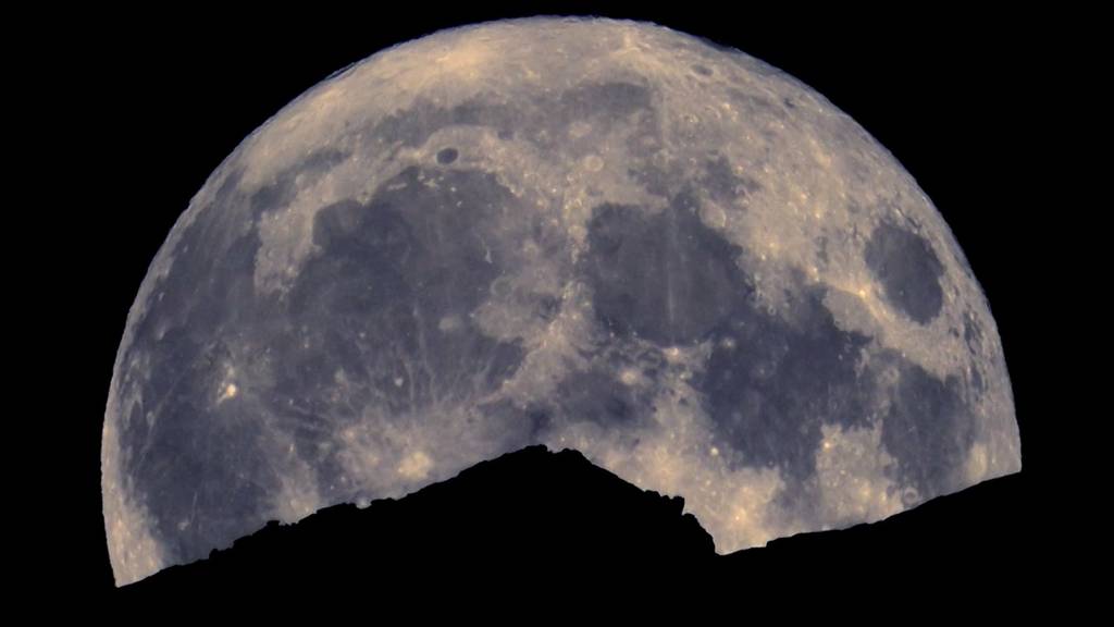 So schön leuchtete der blaue Supermond über den Schweizer Alpen