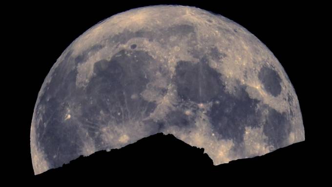 So schön leuchtete der blaue Supermond über den Schweizer Alpen