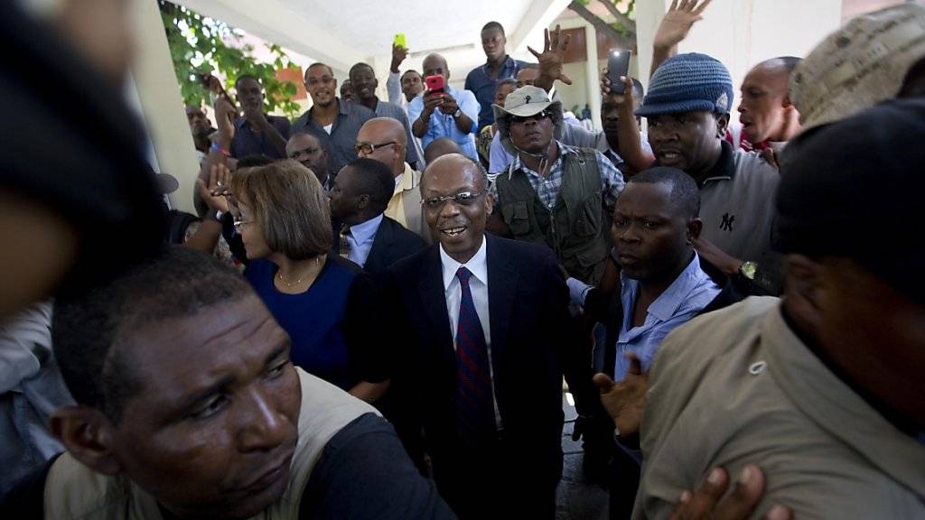 Haitis Ex-Präsident Jean-Bertrand Aristide erscheint zu einer Zeugenaussage vor Gericht: Sein Konvoi war nach dem Termin in Port-au-Prince beschossen worden.