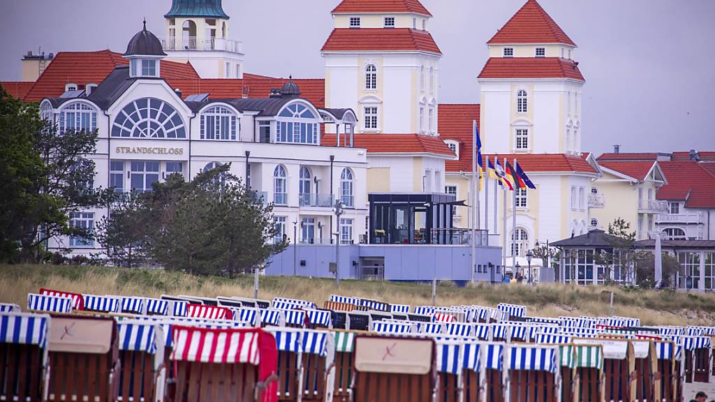 Leere Strandkörbe auf Rügen: Die Übernachtungen im deutschen Tourismus sind wegen Corona deutlich gesunken (Archivbild).