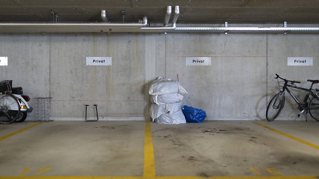Eine private Tiefgarage: In der Stadt Zürich sollen Bauherren auch autoarme Siedlungen mit wenigen Parkplätzen erstellen können - ohne allzu hohe bürokratische Hürden, fordert der Gemeinderat. (Symbolbild)