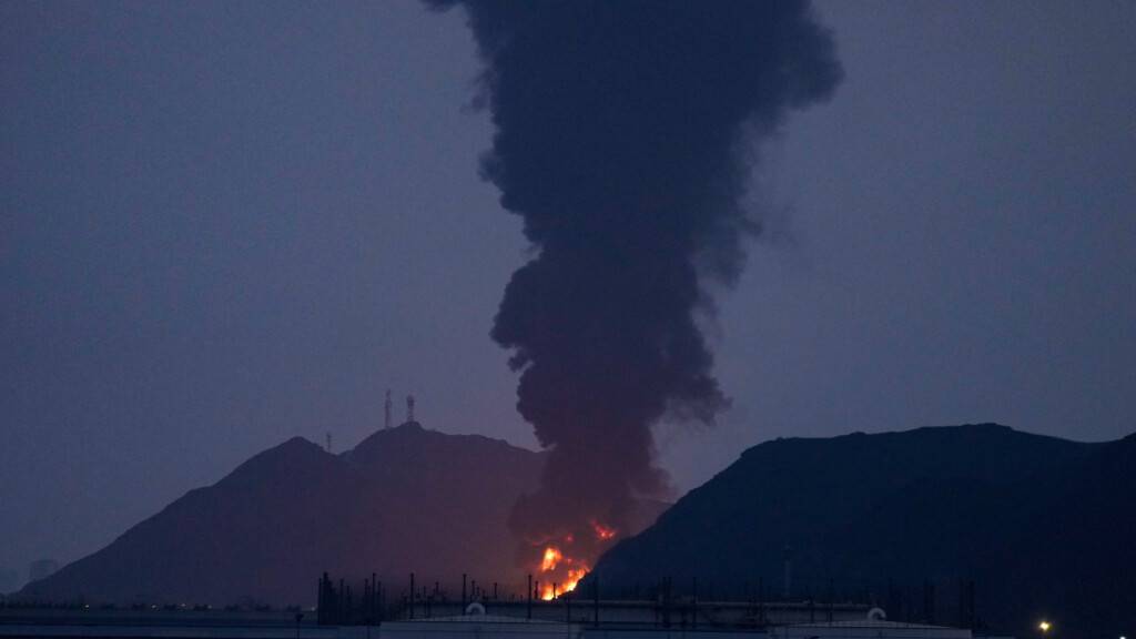 ARCHIV - Ein großes Feuer und eine Rauchwolke sind zu sehen, nachdem nach Angaben der Behörden Trümmer einer abgefangenen iranischen Drohne die Ölanlage in Fudschaira getroffen haben. (zu dpa: «Angriffe in Golfstaaten gehen weiter») Foto: Altaf Qadri/AP/dpa