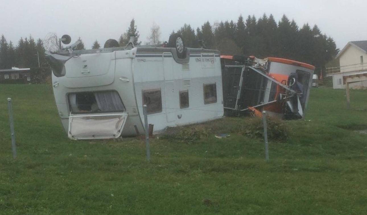 Der Sturm hat den Wohnwagen umgedreht (Bild: Leserreporter)
