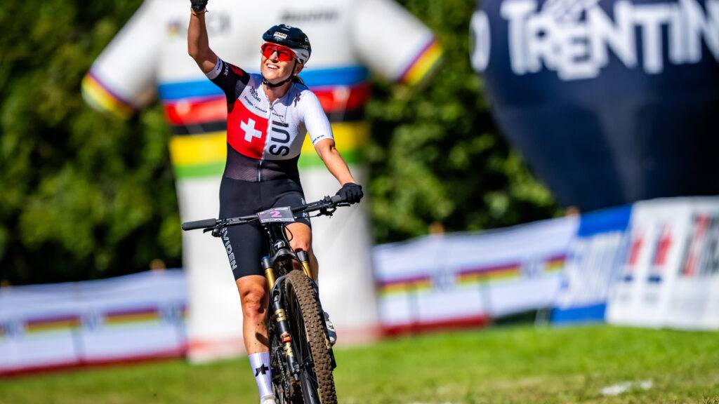Frauen-Nationaltrainerin Kathrin Stirnemann fährt in der Sparte E-Mountainbike als Zweite aufs WM-Podest