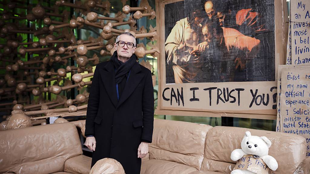Der Schweizer Künstler Thomas Hirschhorn zeigt seine Ausseninstallation «Can I Trust You?» beim Aargauer Kunsthaus.