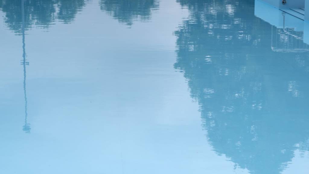 Das Wasser in Swimmingpools ist oft mit Chemikalien versetzt und kann nicht einfach abgelassen werden. (Archivbild)