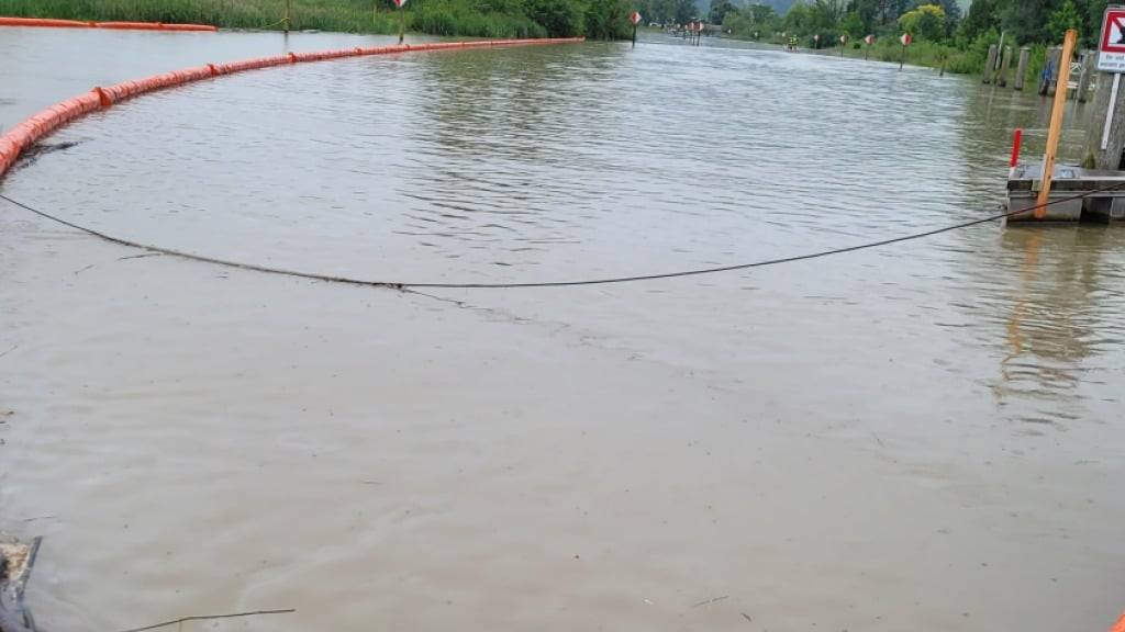 Wegen Hochwasser: Ölige Flüssigkeit fliesst in den Alten Rhein