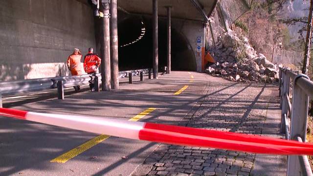 Über 100 Tonnen Fels donnern bei der Axenstrasse ins Tal