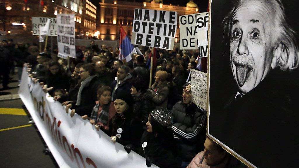 tausende Menschen in Serbien fordern freie Medien und faire Rahmenbedingungen für Wahlen.