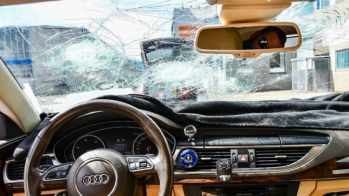 Nidwaldner Polizei schnappt Audi-Fahrer mit verhagelter Frontscheibe