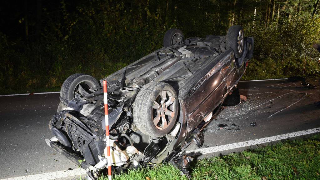 Auto überschlägt sich in Urswil ++ 25-Jähriger fährt in Stadt in Wand