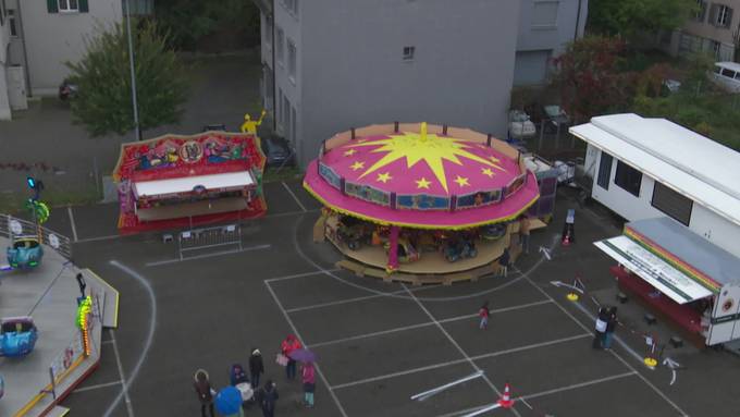 Freude trotz Regen: Behinderte Menschen am Jahrmarkt