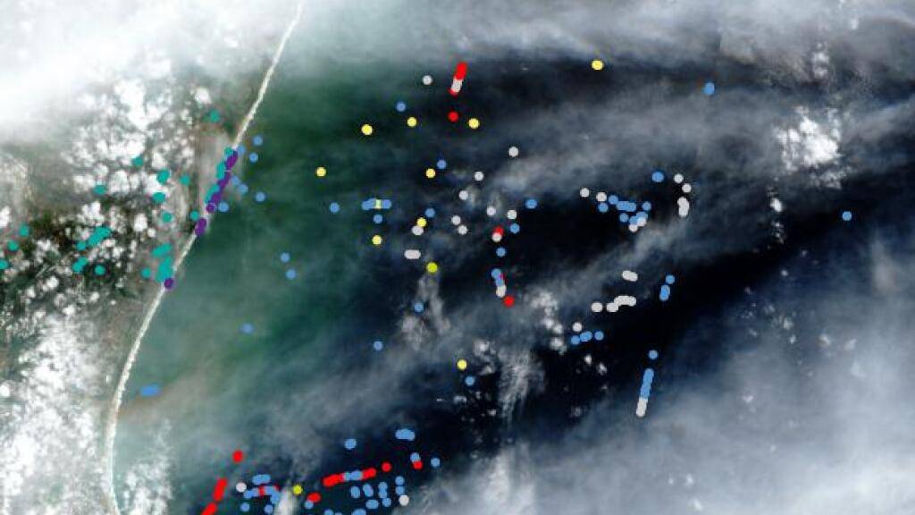 Die Wissenschaftler testeten das KI-Modells anhand von Sentinel-2-Satellitenbildern mit schwierigen atmosphärischen Bedingungen wie Wolken und Dunst. Die roten Punkte zeigen den korrekt erkannten Plastikmüll.