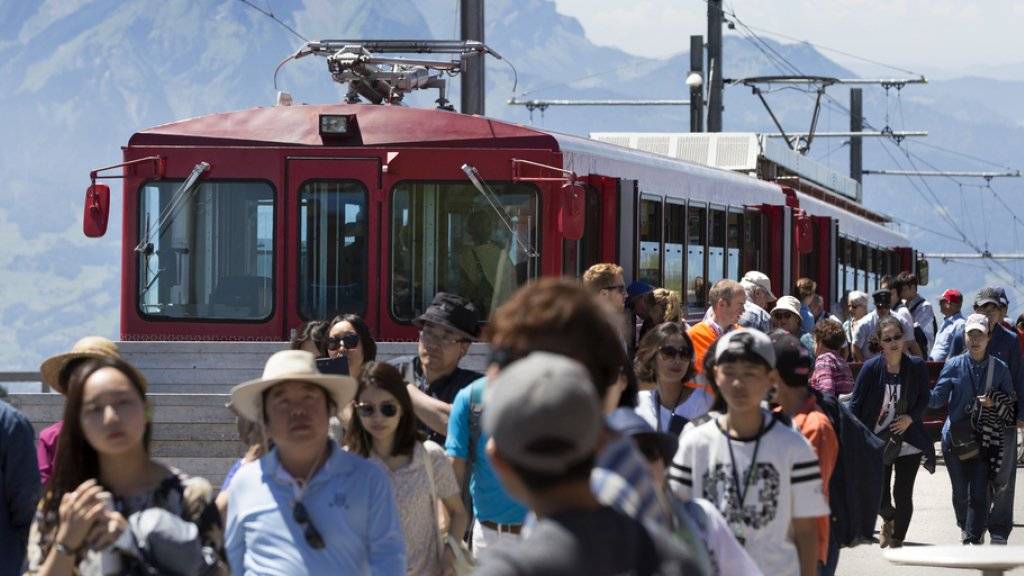 Touristen bei der Station Rigi Kulm, im Hintergrund der Pilatus.