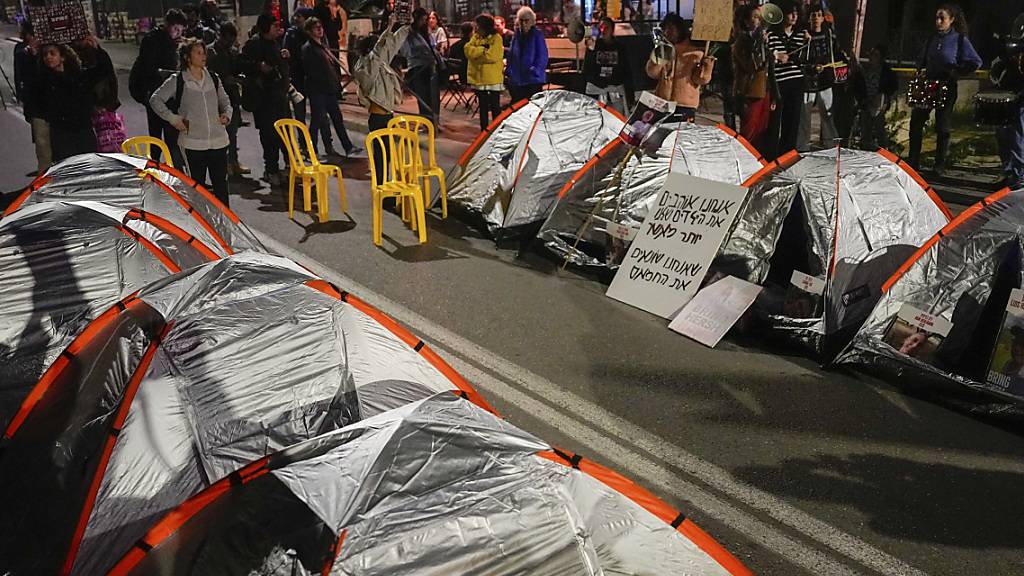 Angehörige und Unterstützer der israelischen Geiseln, die im Gazastreifen von der Hamas festgehalten werden, blockieren eine Straße vor der Residenz des israelischen Premierministers Netanjahu  mit Zelten während einer Protestaktion für die Freilassung der Geiseln. Foto: Ohad Zwigenberg/AP