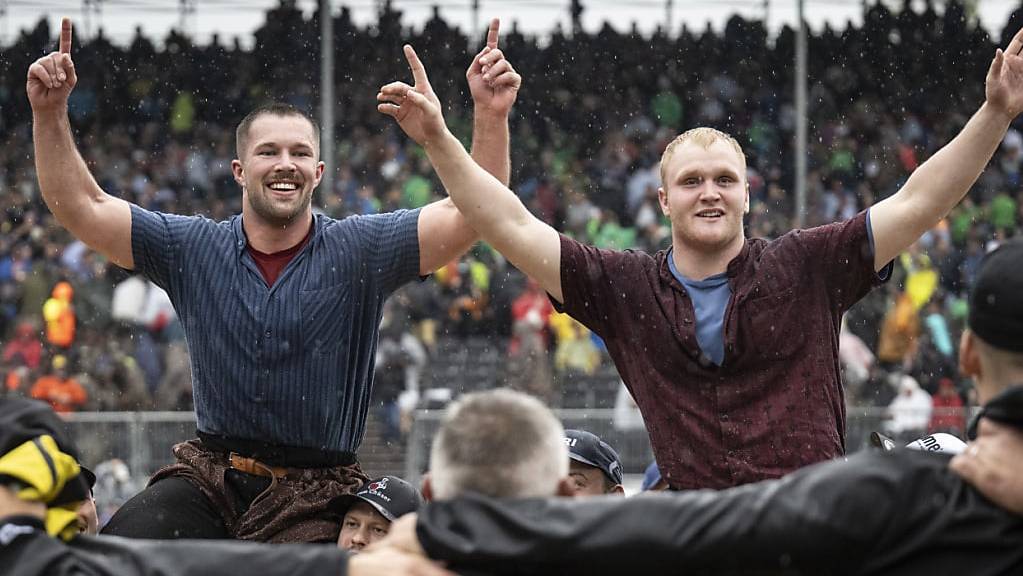 Fabian Staudenmann (links) und Fabio Hiltbrunner nach dem Festsieg am Jubiläumsschwingfest in Appenzell.