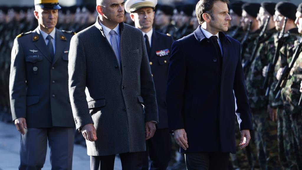 Bundespräsident Berset und der französische Präsident Macron schreiten zusammen die Ehrengarde ab.