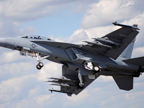 An F / A-18 Super Hornet fighter jet at an air show.  (Image: Keystone / EPA / ANDY RAIN)