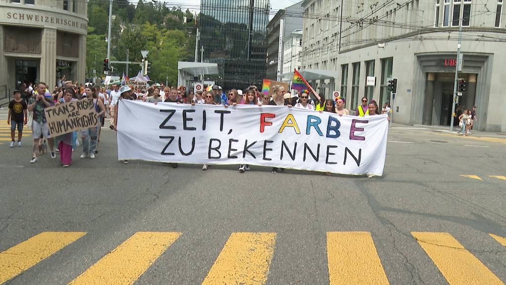 Die erste Pride im Video: 2000 Leute ziehen durch St.Gallen