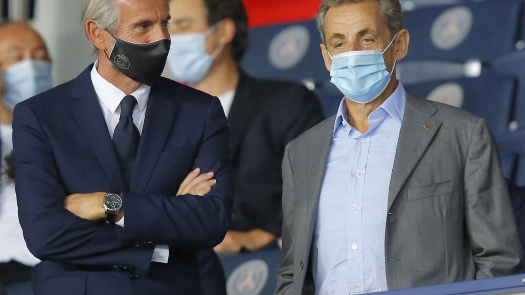 Der ehemalige französische Staatspräsident Nicolas Sarkozy (r) schaut sich ein Fußballspiel in Paris an. Foto: Michel Euler/AP/dpa