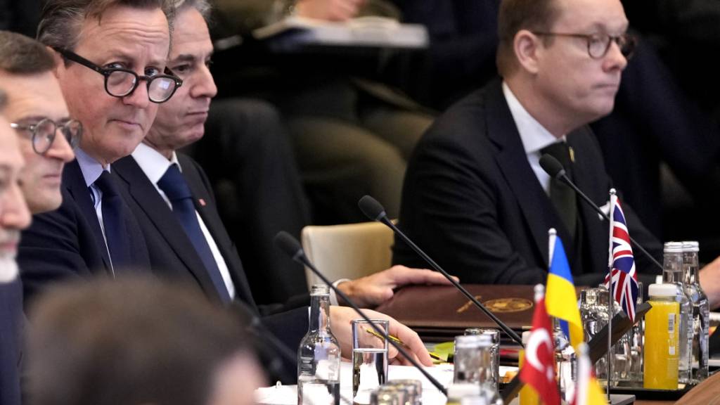 Tobias Billstrom, Außenminister  von Schweden, Antony Blinken, Außenminister der USA, David Cameron, Außenminister von Großbritannien, und Dmytro Kuleba, Außenminister der Ukraine, nehmen an einer Sitzung des Nato-Ukraine-Rates im Rahmen der Nato-Außenministertagung im Nato-Hauptquartier teil. Foto: Virginia Mayo/AP