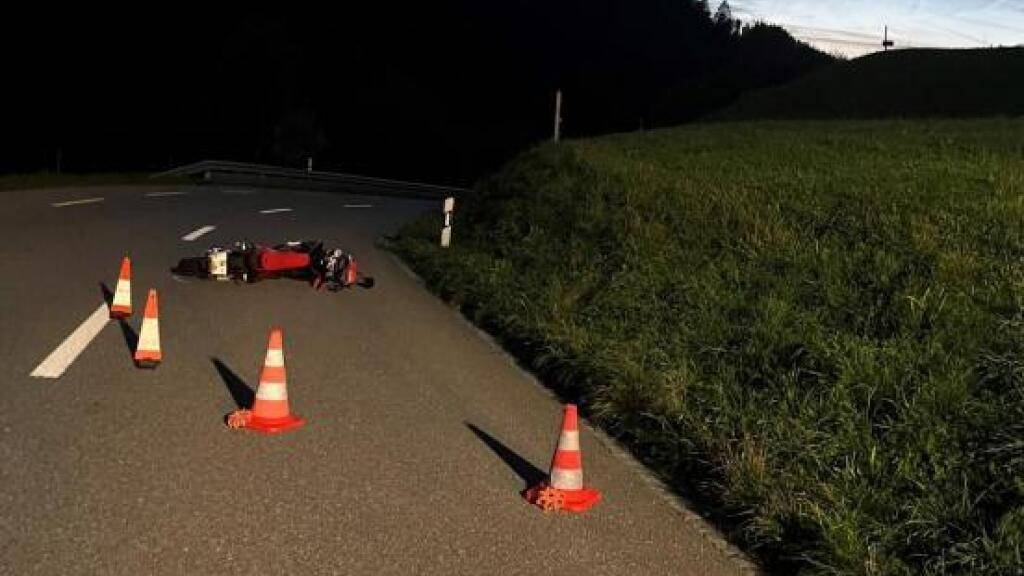 Motorradfahrer stürzt bei Steg im Tösstal und verletzt sich schwer