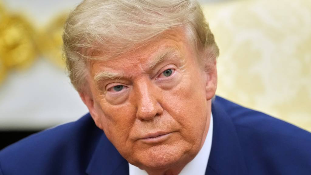 ARCHIV - US-Präsident Donald Trump nimmt an einem Treffen mit dem libanesischen Präsidenten Aoun im Oval Office des Weißen Hauses teil. Foto: Mark Schiefelbein/AP/dpa