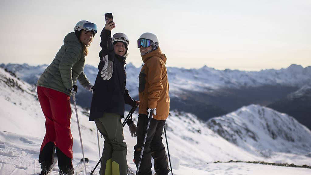 Auf Parsenn in Davos (Bild), auf dem Vorabgletscher in Laax und auf der Diavolezza können Wintersportler am Wochenende auf die Piste. (Symbolbild)