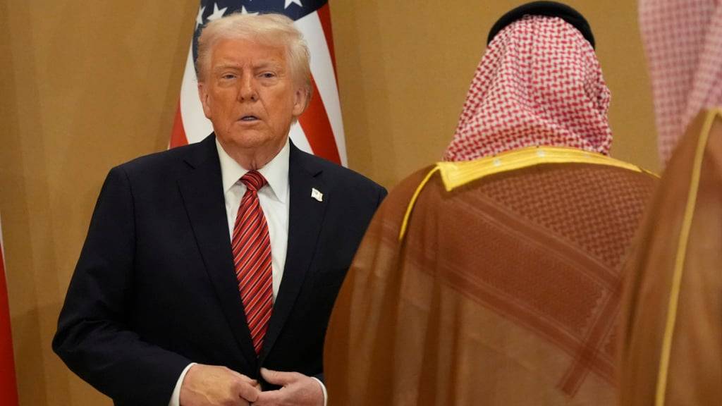 Präsident Donald Trump stellt sich während des GCC-Gipfels in Riad zum Gruppenfoto mit den Staats- und Regierungschefs des Golf-Kooperationsrates auf. Foto: Alex Brandon/AP/dpa