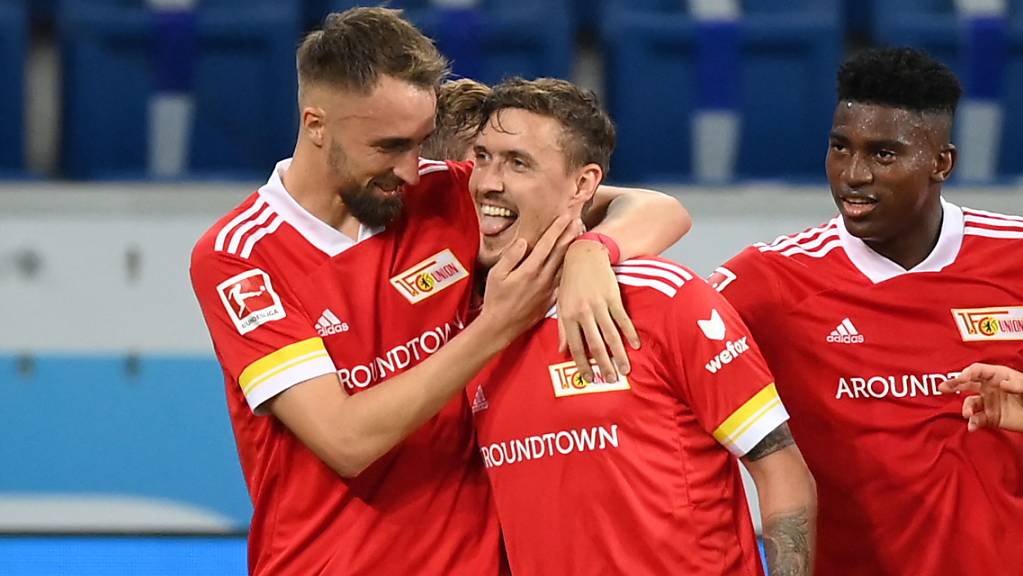 Von den Mitspielern geherzt: Union Berlins Max Kruse (m.) vergab am Sonntagabend zwar einen Bundesliga-Rekord, war aber trotzdem der Matchwinner