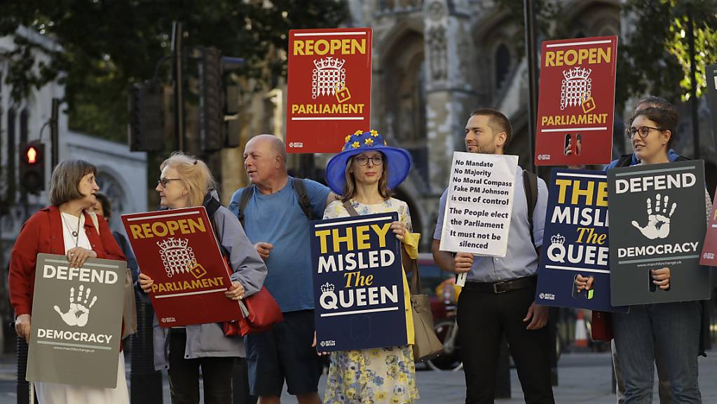Demonstraten am Dienstag vor dem obersten Gericht in London: Das Gericht muss darüber entscheiden, ob Premierminister Boris Johnson mit der verordneten Zwangspause des Parlaments gegen Recht verstossen hat.