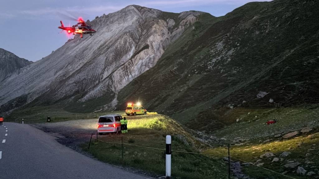 Weitab von der Strasse fanden die Rettungskräfte das verunglückte Fahrzeug und seinen Lenker.