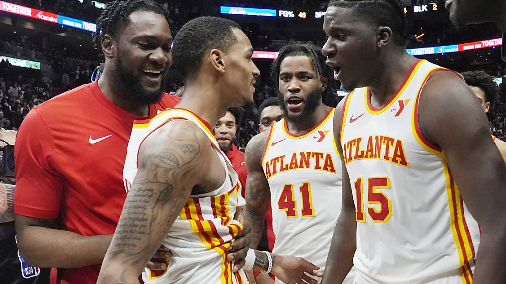 Die Spieler der Atlanta Hawks bejubeln den knappen Auswärtssieg in Miami