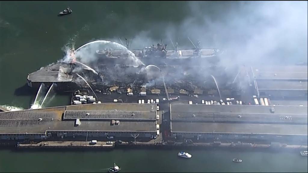 Grossbrand an historischem Kai im Hafen von San Francisco