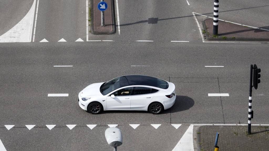 Tesla will noch diesen Monat mit Robotaxi-Dienst starten (Symbolbild)
