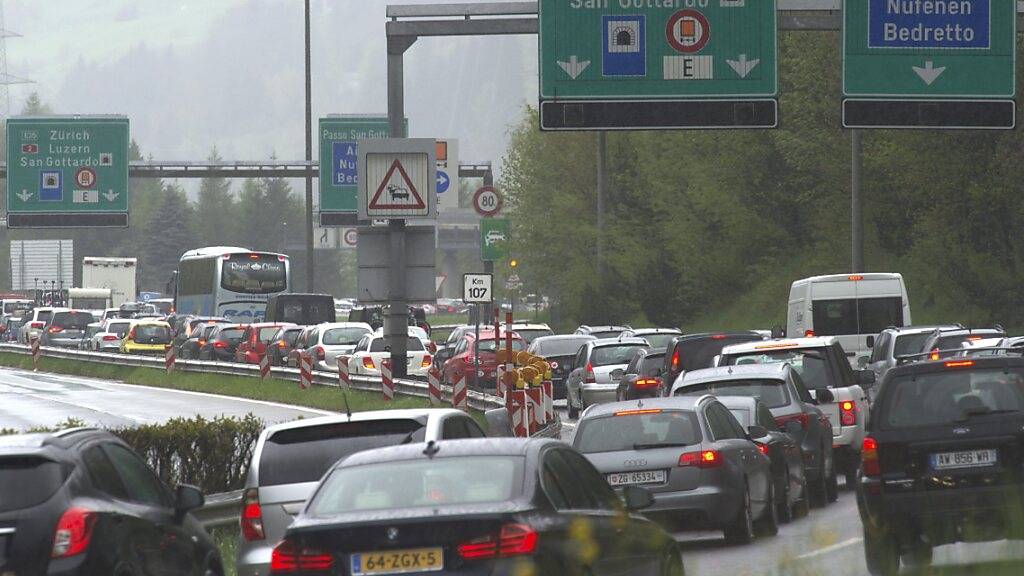 Der TCS rechnet laut seiner Verkehrsprognose bis Ande August mit Staus wegen des Rückreiseverkehrs. (Archivbild)