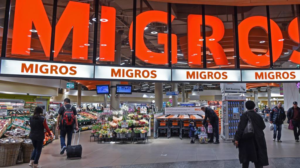 Die sich im Umbau befindende Migros hat im vergangenen Jahr weniger umgesetzt. Der «orange Riese» weist 1,9 Prozent tiefere Verkäufe von 31,9 Milliarden Franken aus.(Archivbild)
