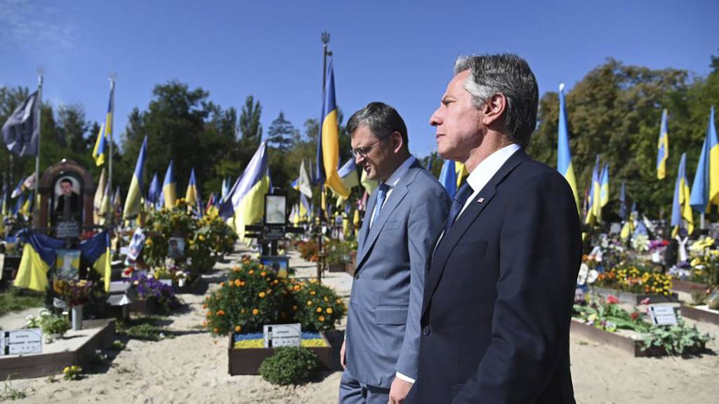 HANDOUT - Dmytro Kuleba (l), Außenminister der Ukraine, und Antony Blinken, Außenminister der USA, gehen durch die Allee der Helden auf dem Berkovetske-Friedhof in Kiew. Foto: ---/Ukrainian Ministry of Foreign Affairs Press Service/AP/dpa - ACHTUNG: Nur zur redaktionellen Verwendung und nur mit vollständiger Nennung des vorstehenden Credits