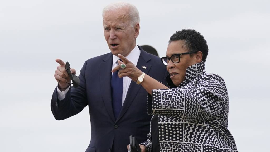 US-Präsident Joe Biden (l) mit Marcia Fudge, Ministerin für Wohnungsbau und Stadtentwicklung in Oklahoma. Foto: Evan Vucci/AP/dpa