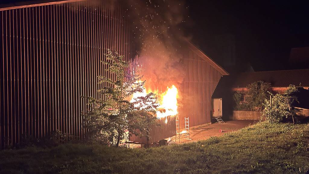 Bauwagen und Lagerhalle in Berg in Brand geraten: Polizei verhaftet zwei Personen