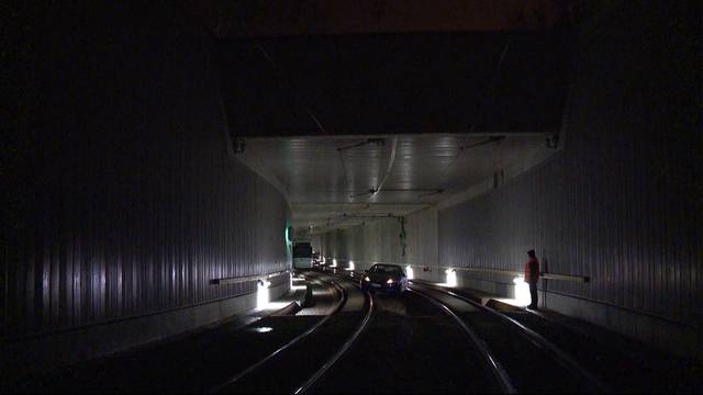 Auto verirrt sich in Tramtunnel