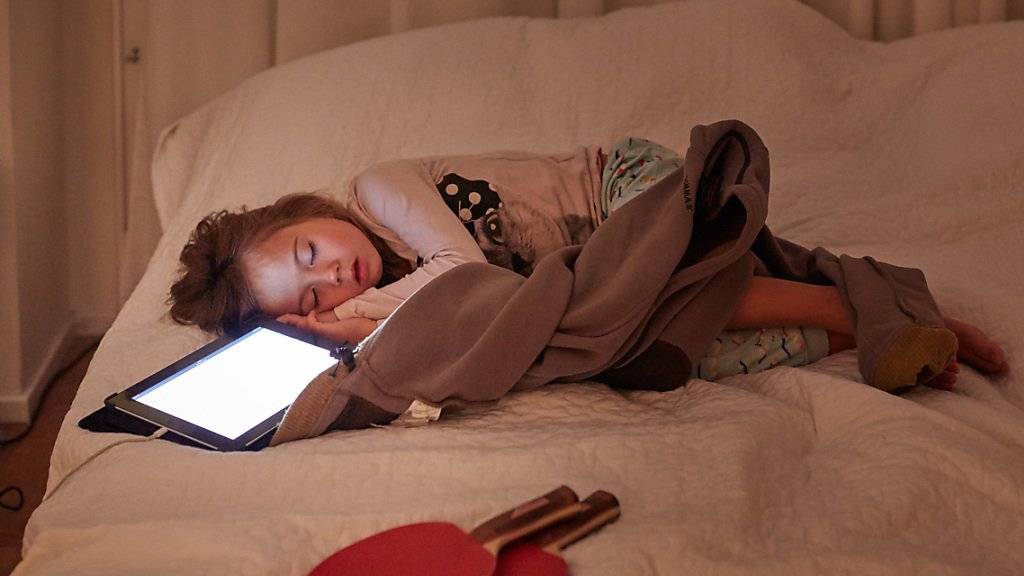 Gerade Kinder brauchen ausreichend Schlaf: Schlafmangel wirkt anders auf ihr Gehirn als auf das von Erwachsenen und betrifft vor allem Hirnregionen, die noch ausreifen. (Symbolbild)